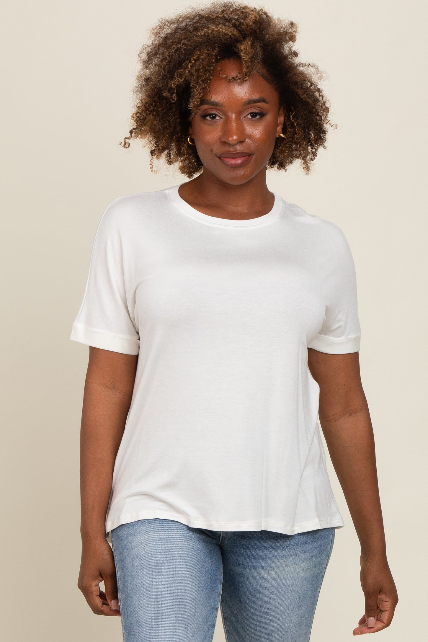 woman wearing a white short sleeve t-shirt paired with light blue jeans