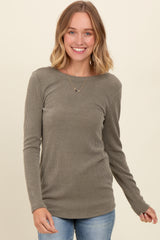 woman wearing a khaki long sleeve ribbed top and smiling at the camera