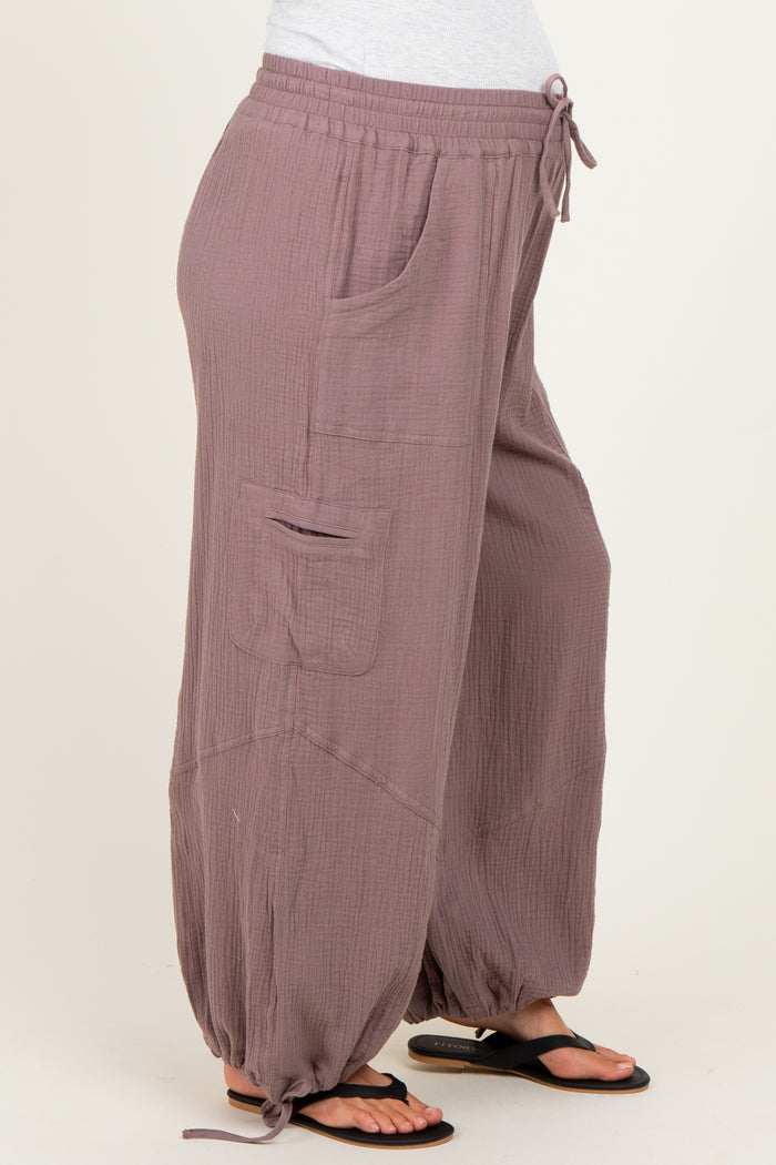 woman wearing mauve maternity jogger pants with pockets and tie detailing at the ankles